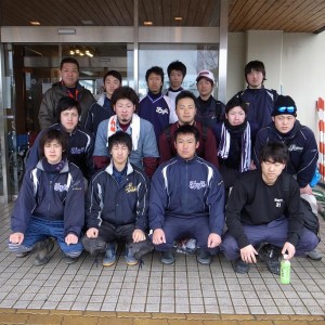雨の中ボランティア活動に参加してくれた富士大準硬式野球部員