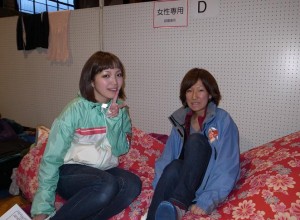 体育館の女性専用スペースで東京から来た市毛史歩子（右）さんと記念写真