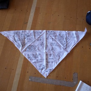 妻の同僚から託された三角巾の寄せ書き