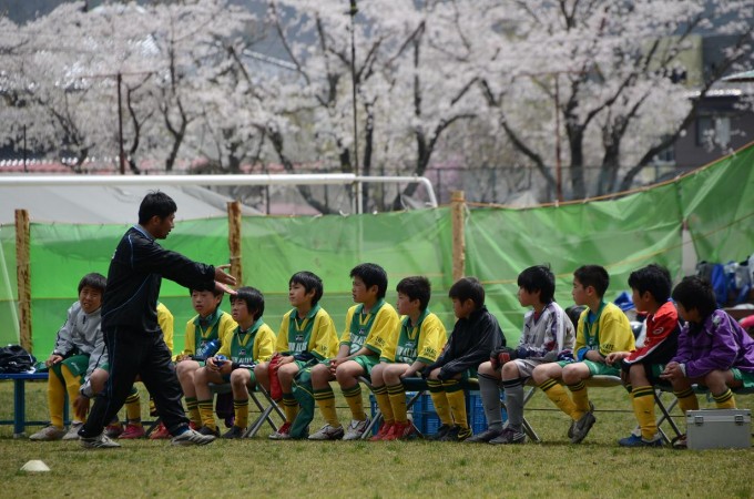 池田監督（左）の熱い指導を熱心に聞く、FCサンアルタスのイレブン