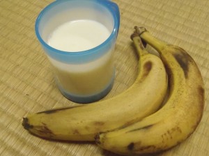 朝食のバナナと牛乳画像