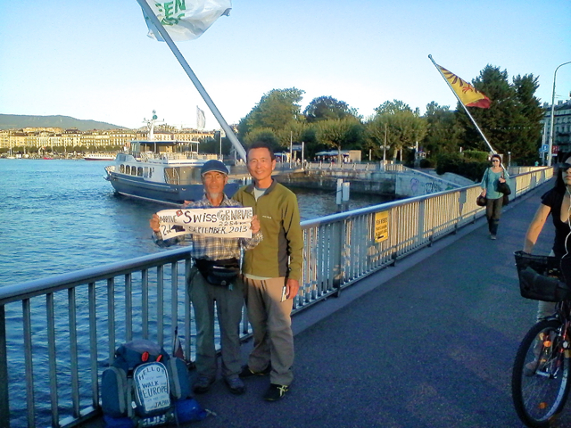 塚口さんと到着記念写真。背景はレマン湖